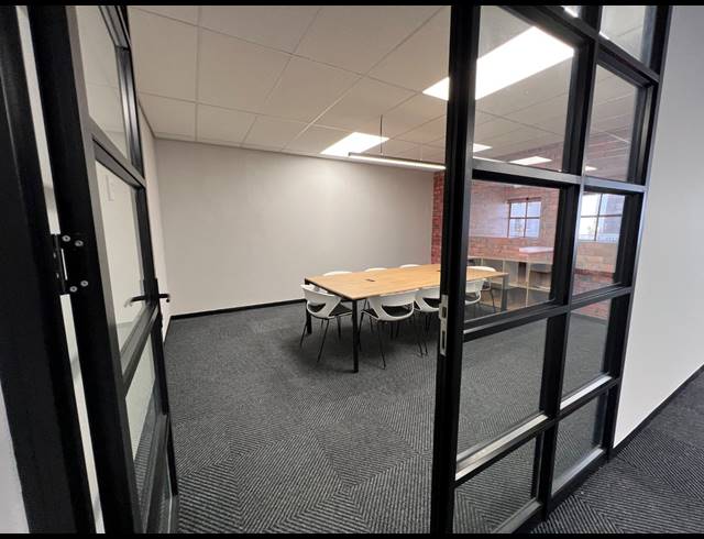 130M² OFFICE TO LET IN HYDE PARK